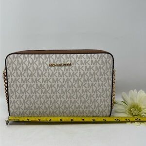 Michael Kors Jet Set ItemLG EW Crossbody